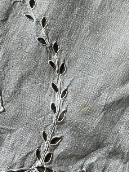 レースと刺繍のクロス