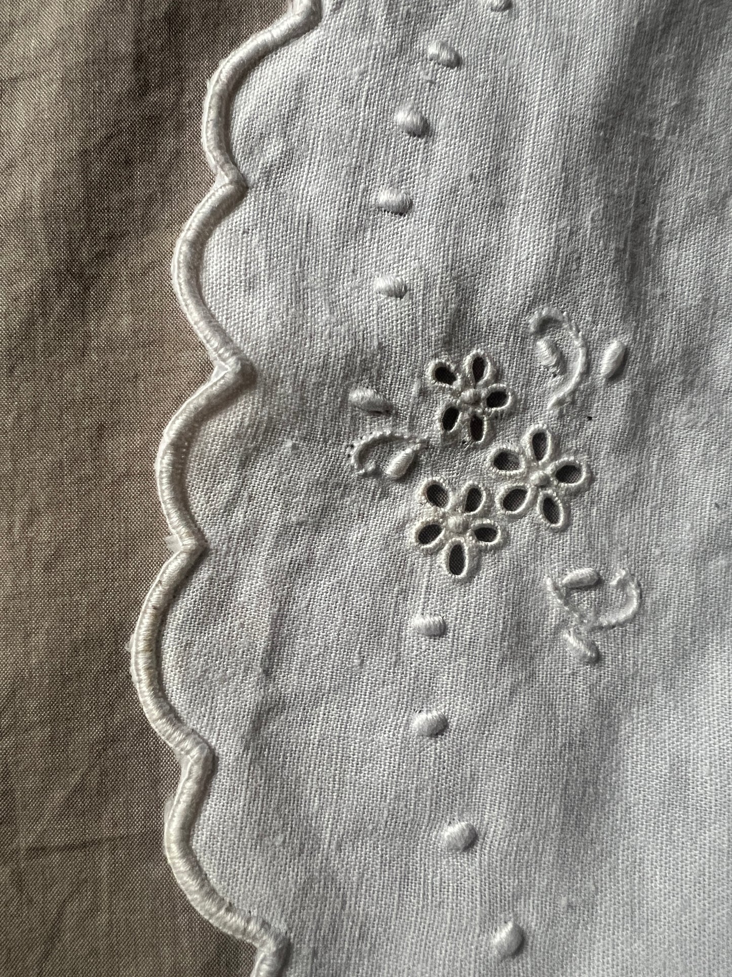 ★白刺繍ドイリー