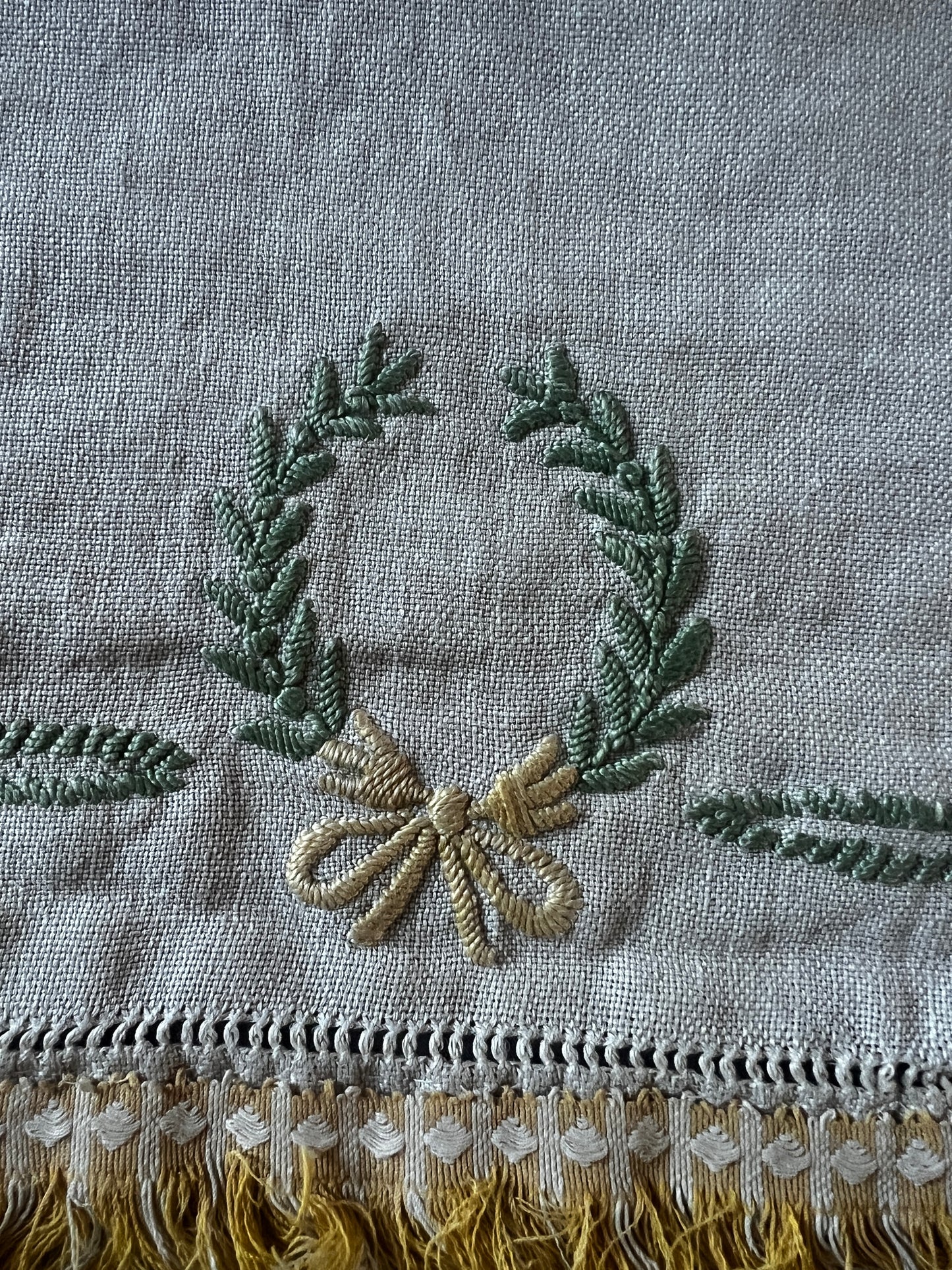 ★刺繍飾り布(蜂)