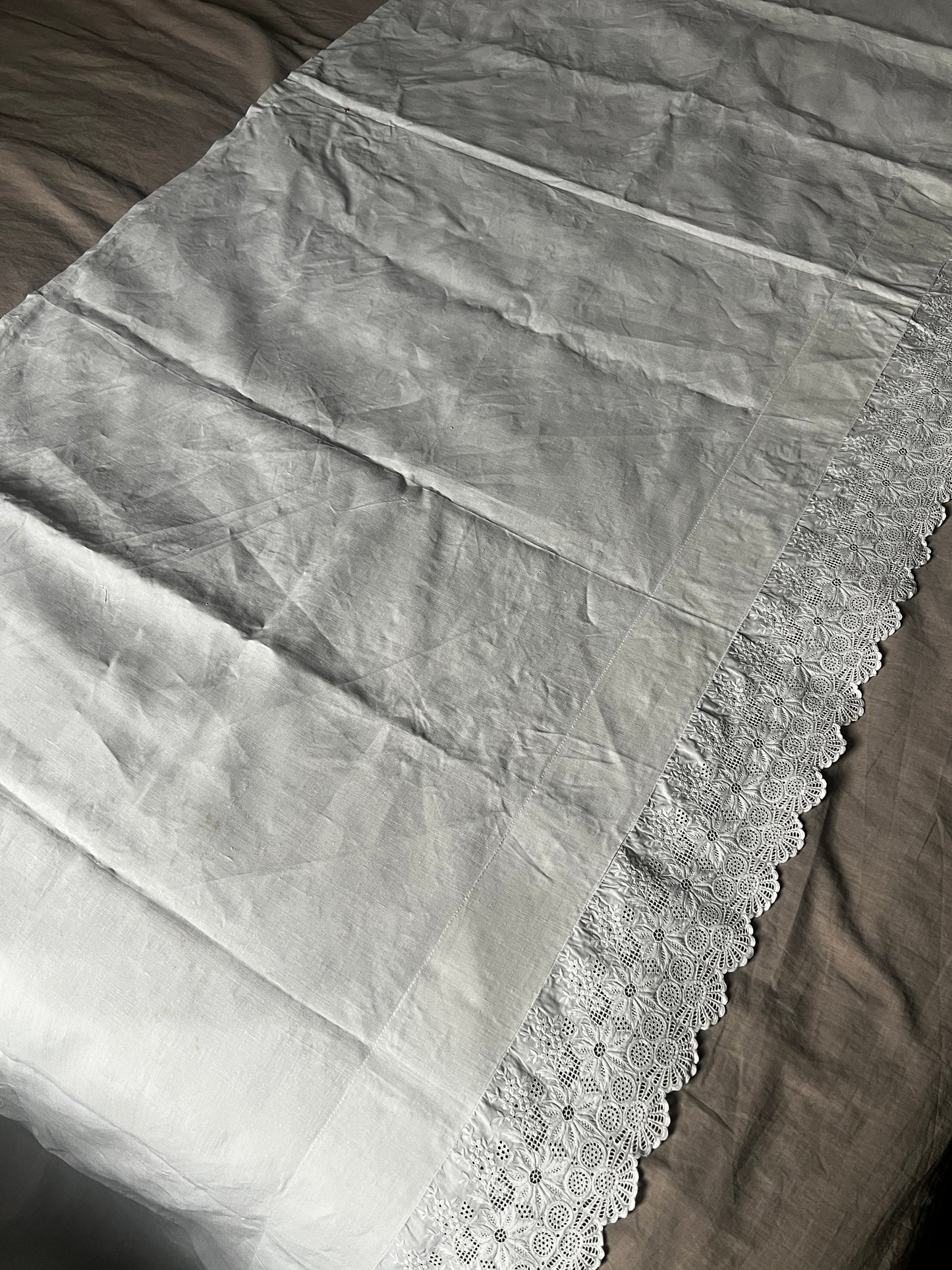 刺繍レースの飾り布