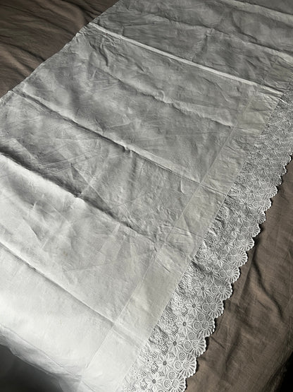 刺繍レースの飾り布