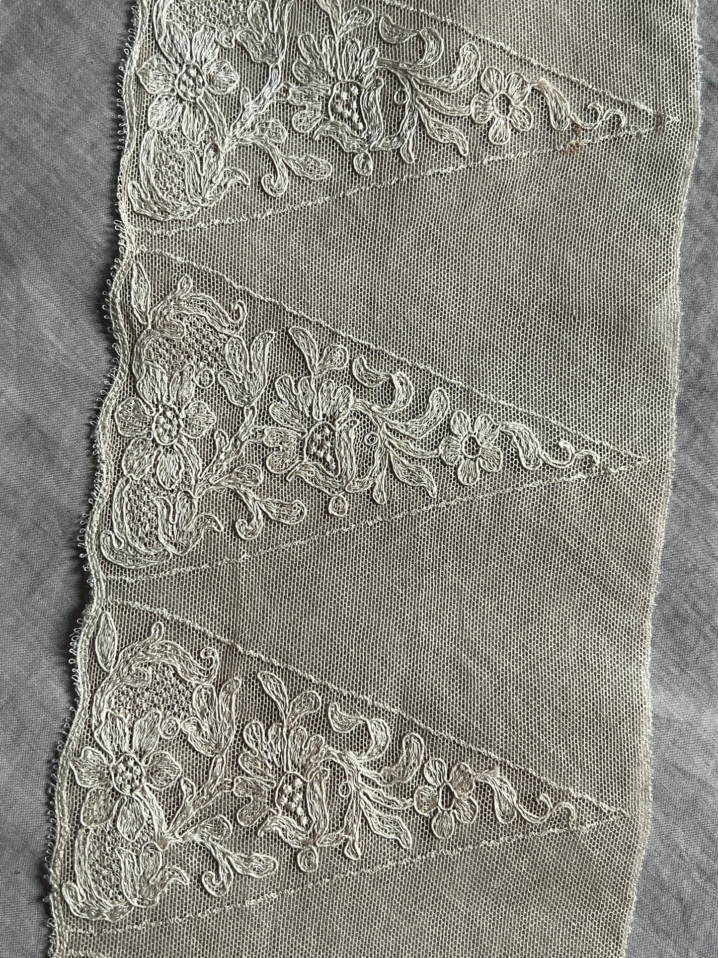 チュール刺繍レース