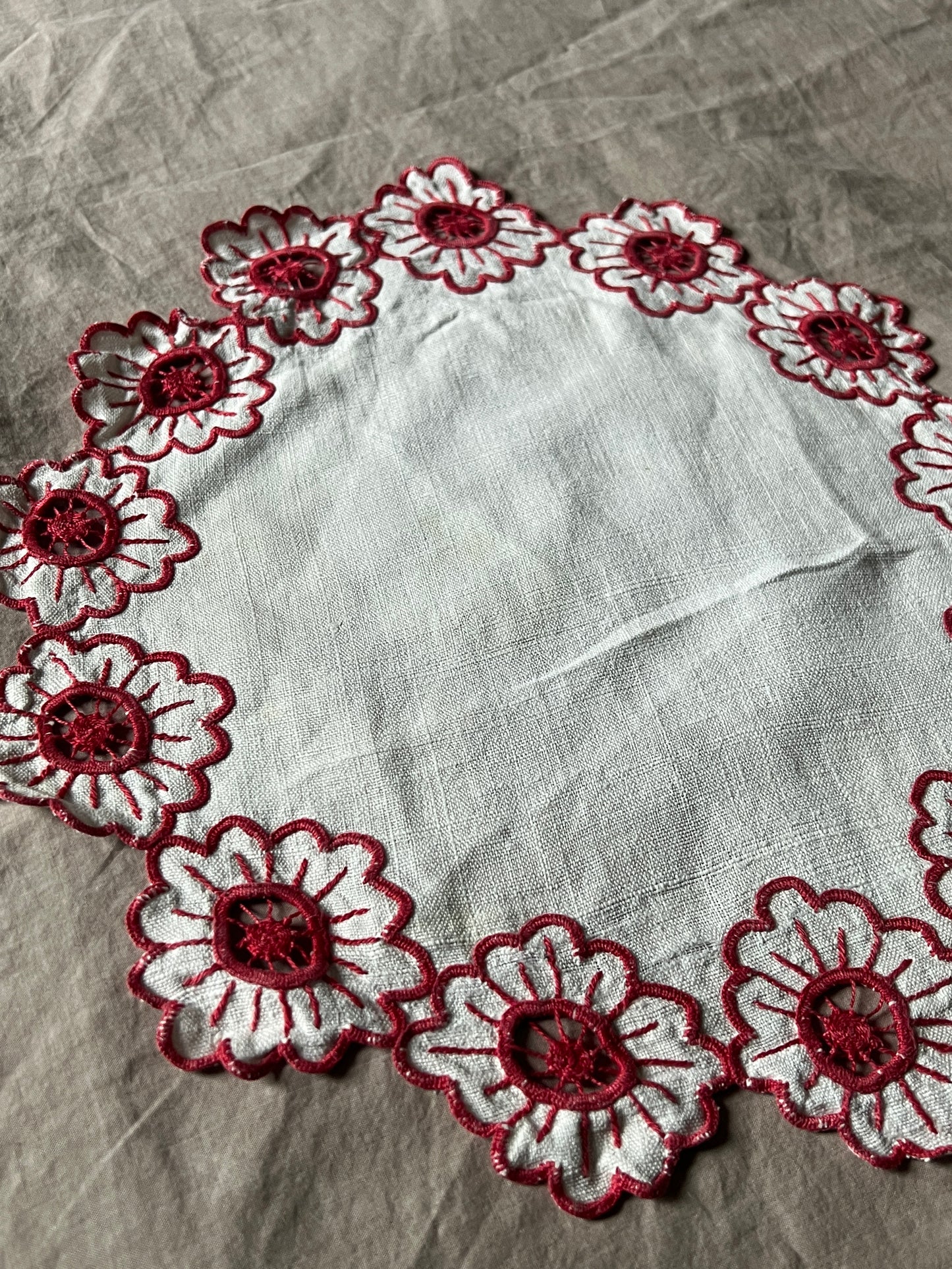 赤糸刺繍ドイリー