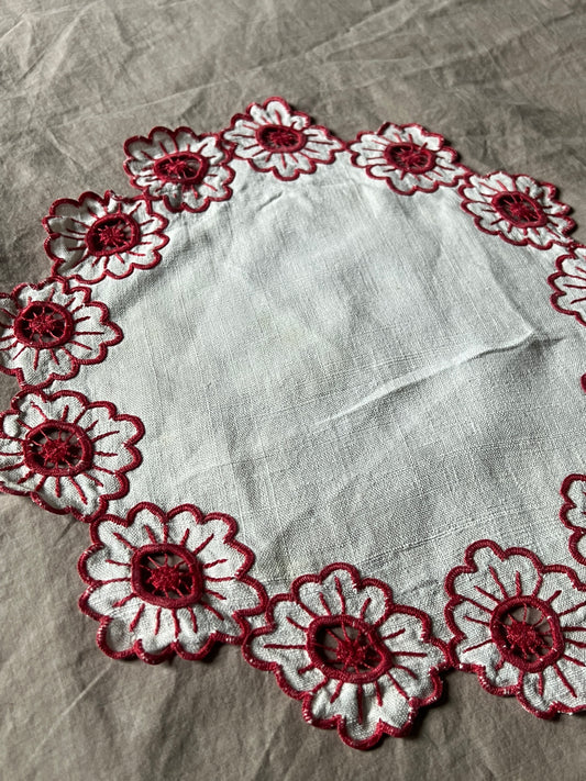 赤糸刺繍ドイリー