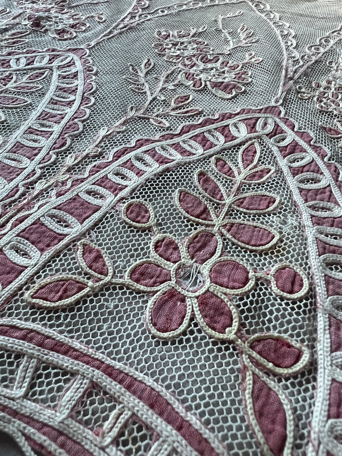 コルネリー刺繍のチュールカーテンペアセット