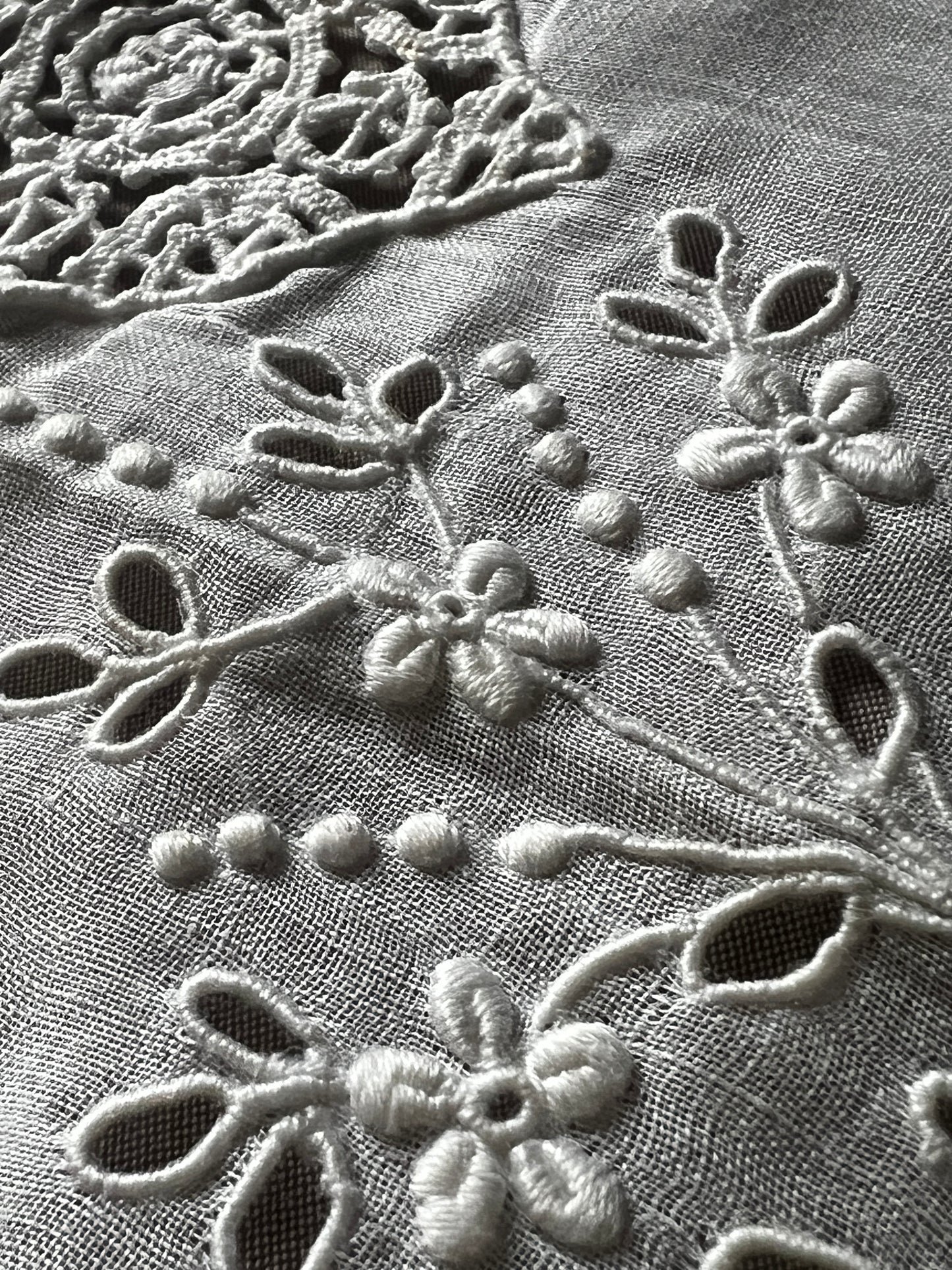 刺繍とレースのクロス