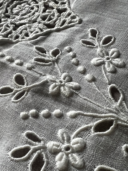 刺繍とレースのクロス