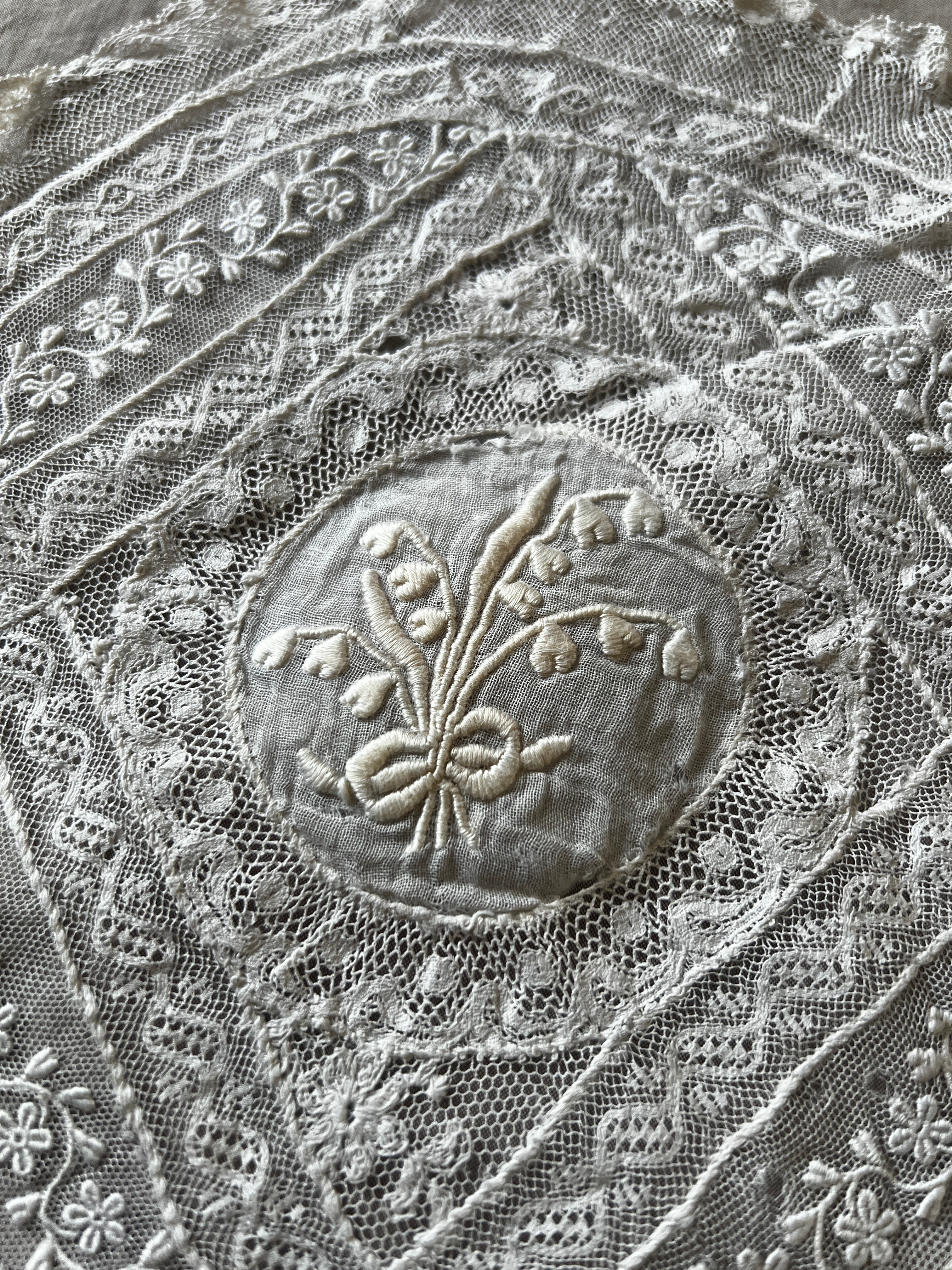 ノルマンディレースドイリー – France Antique 銀色アンティーク
