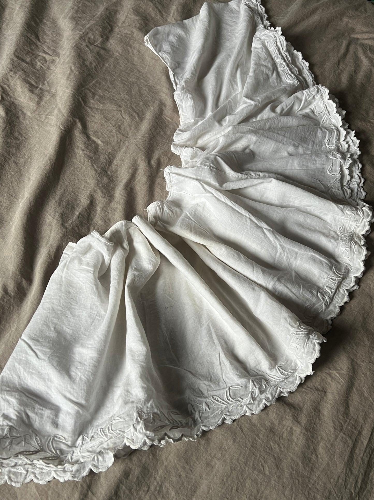 白刺繍ドレス裾