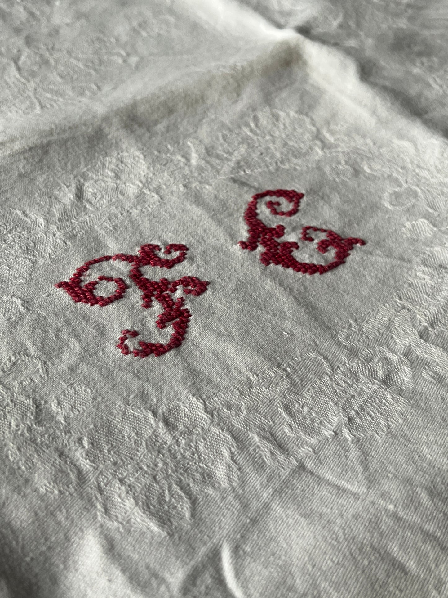 モノグラム赤糸刺繍リネンクロス