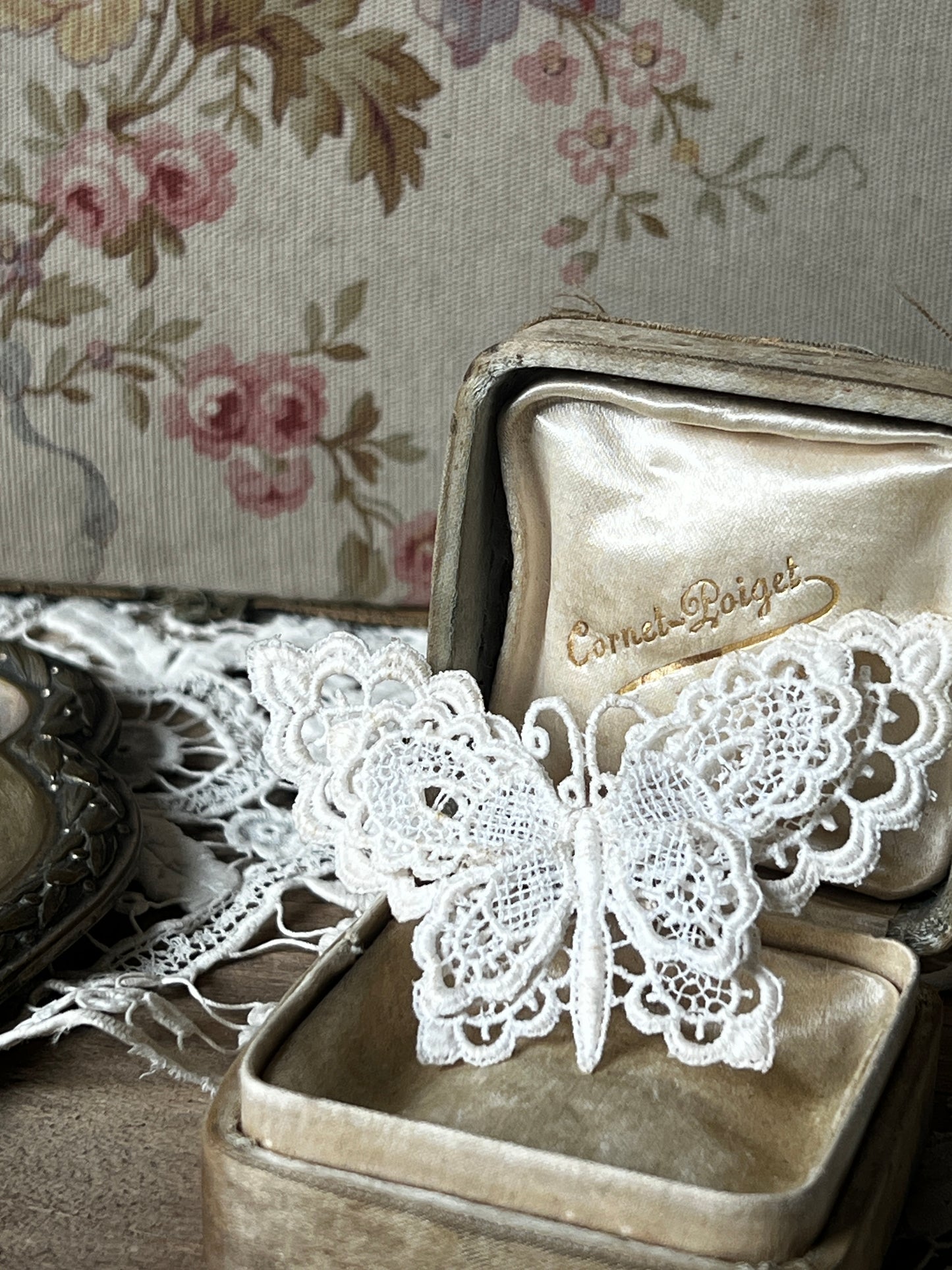 レースパピヨンブローチ