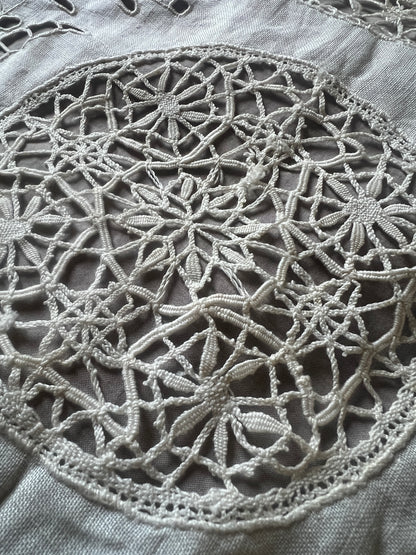 レースと刺繍のミニカーテン