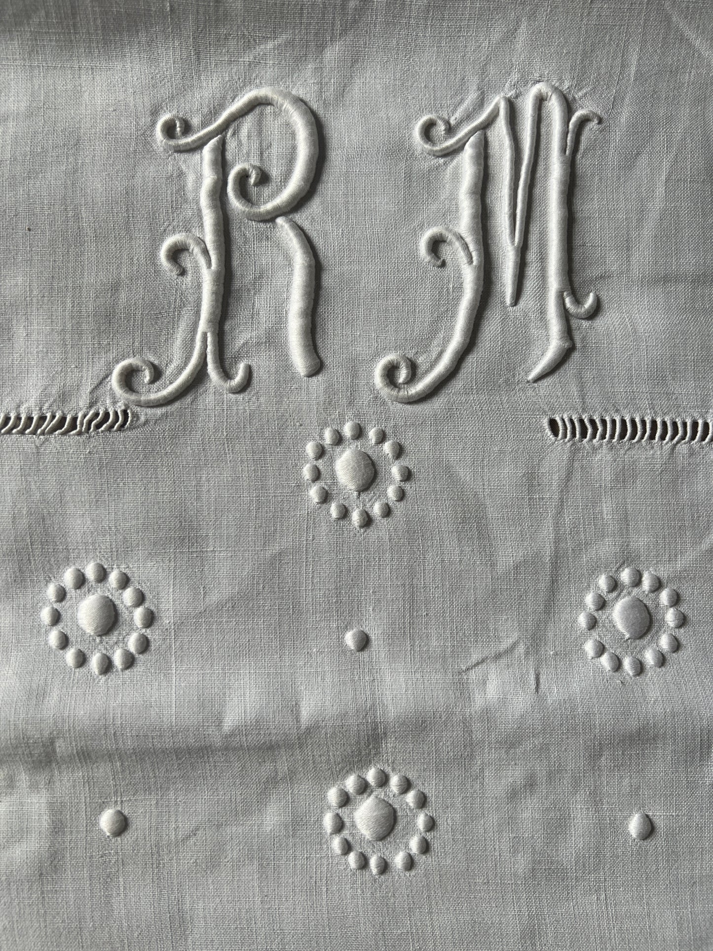 モノグラム刺繍リネン端布