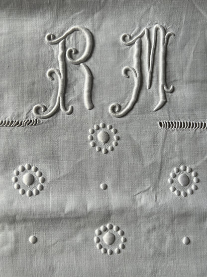 モノグラム刺繍リネン端布