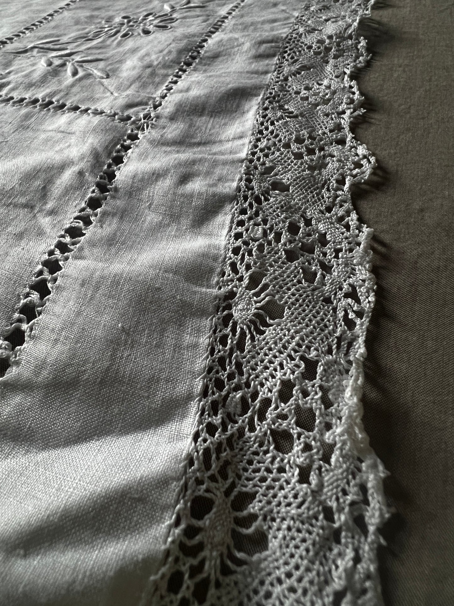 レースと刺繍のクロス