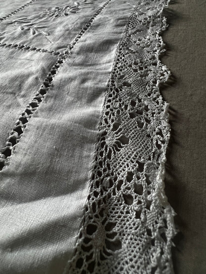 レースと刺繍のクロス