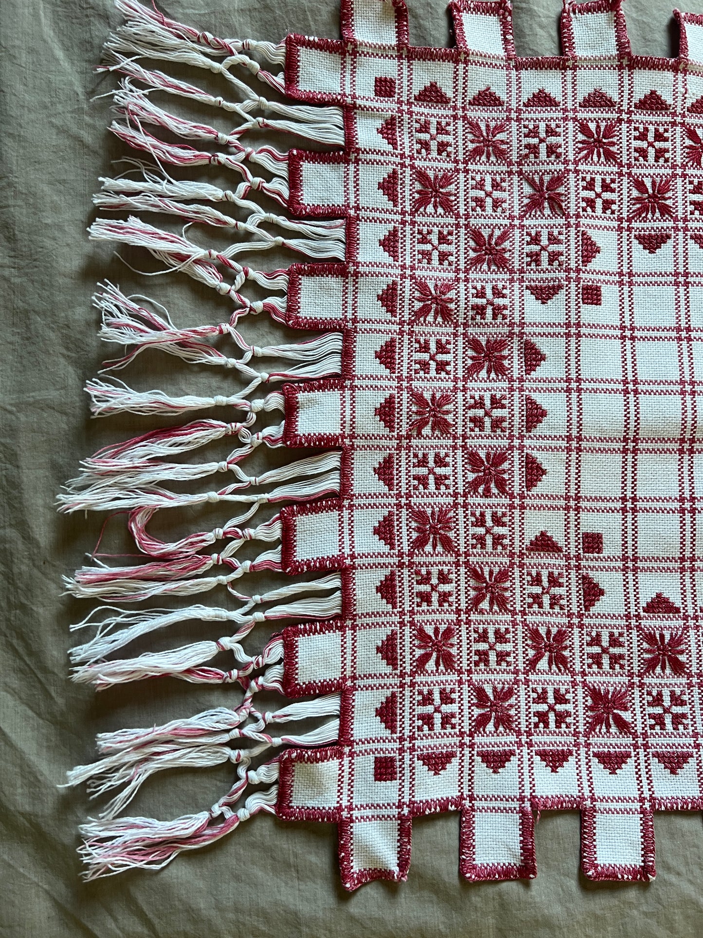 赤糸刺繍のクロス