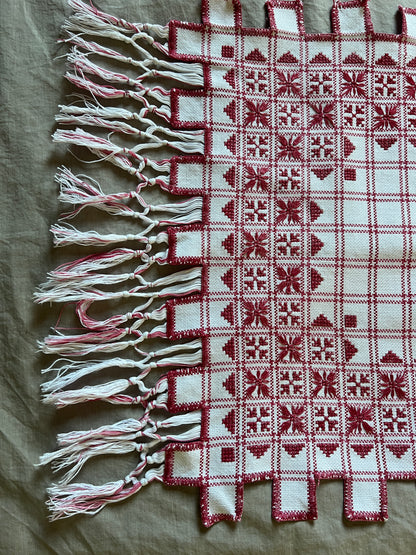 赤糸刺繍のクロス