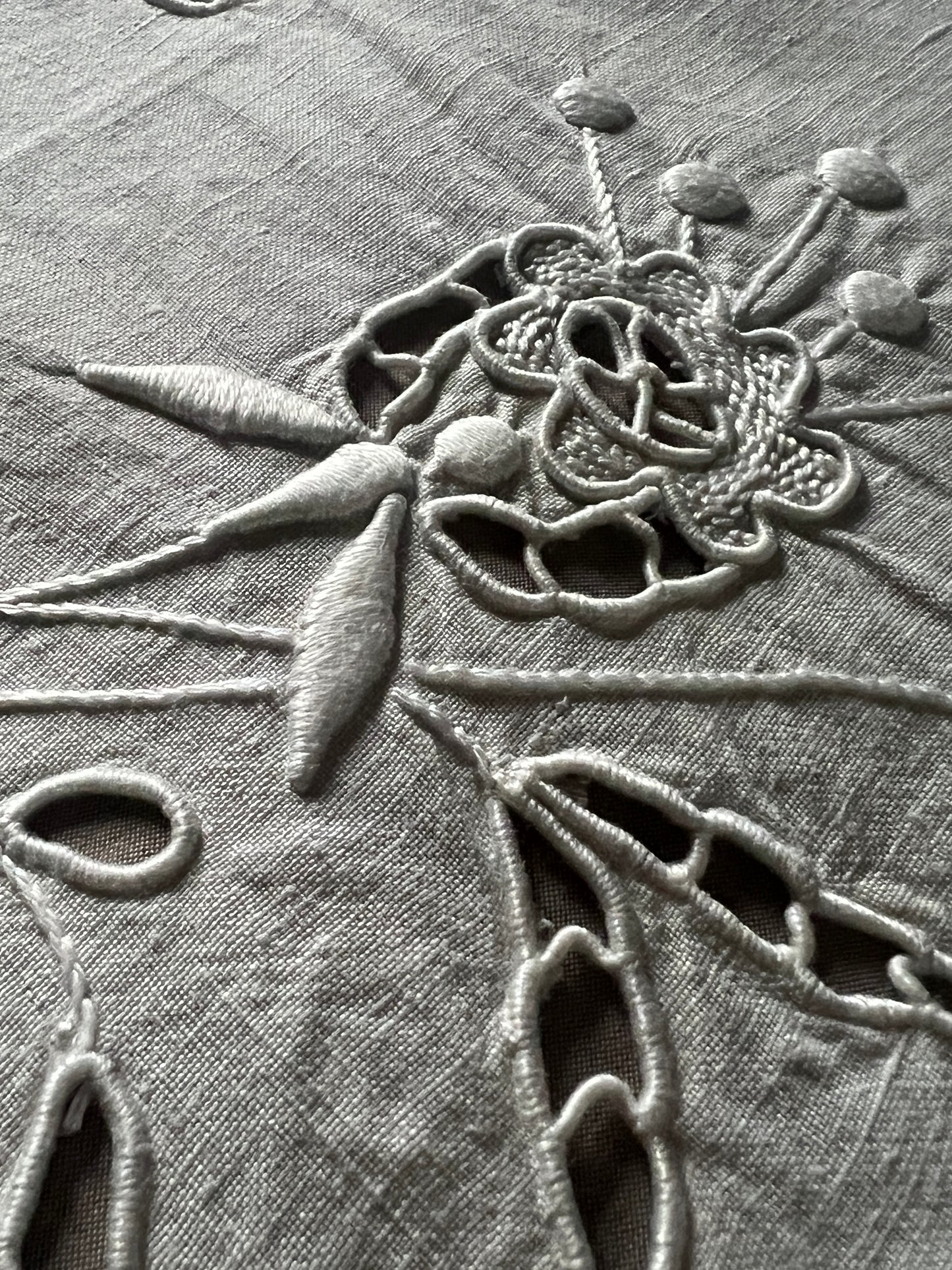 ★刺繍とレースの棚飾り