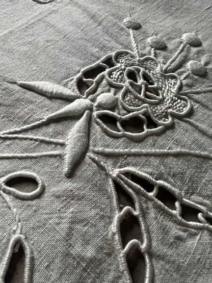 ★刺繍とレースの棚飾り