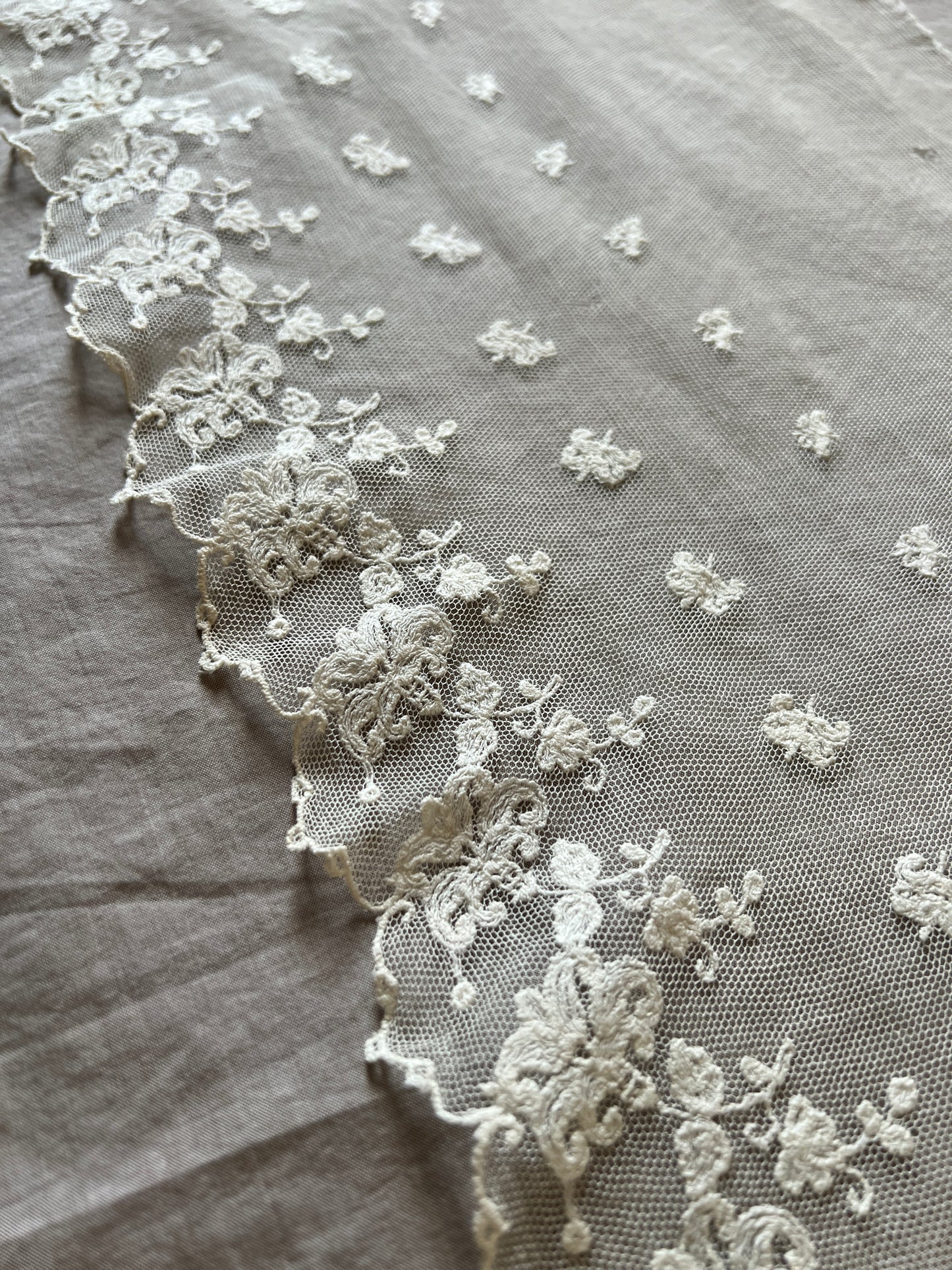 チュール刺繍レース端布