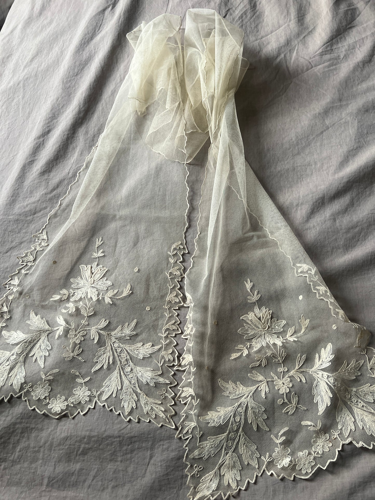 チュール刺繍レースのラペット