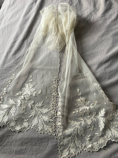 チュール刺繍レースのラペット