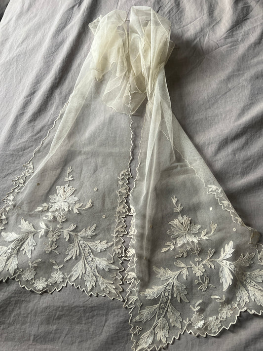 チュール刺繍レースのラペット