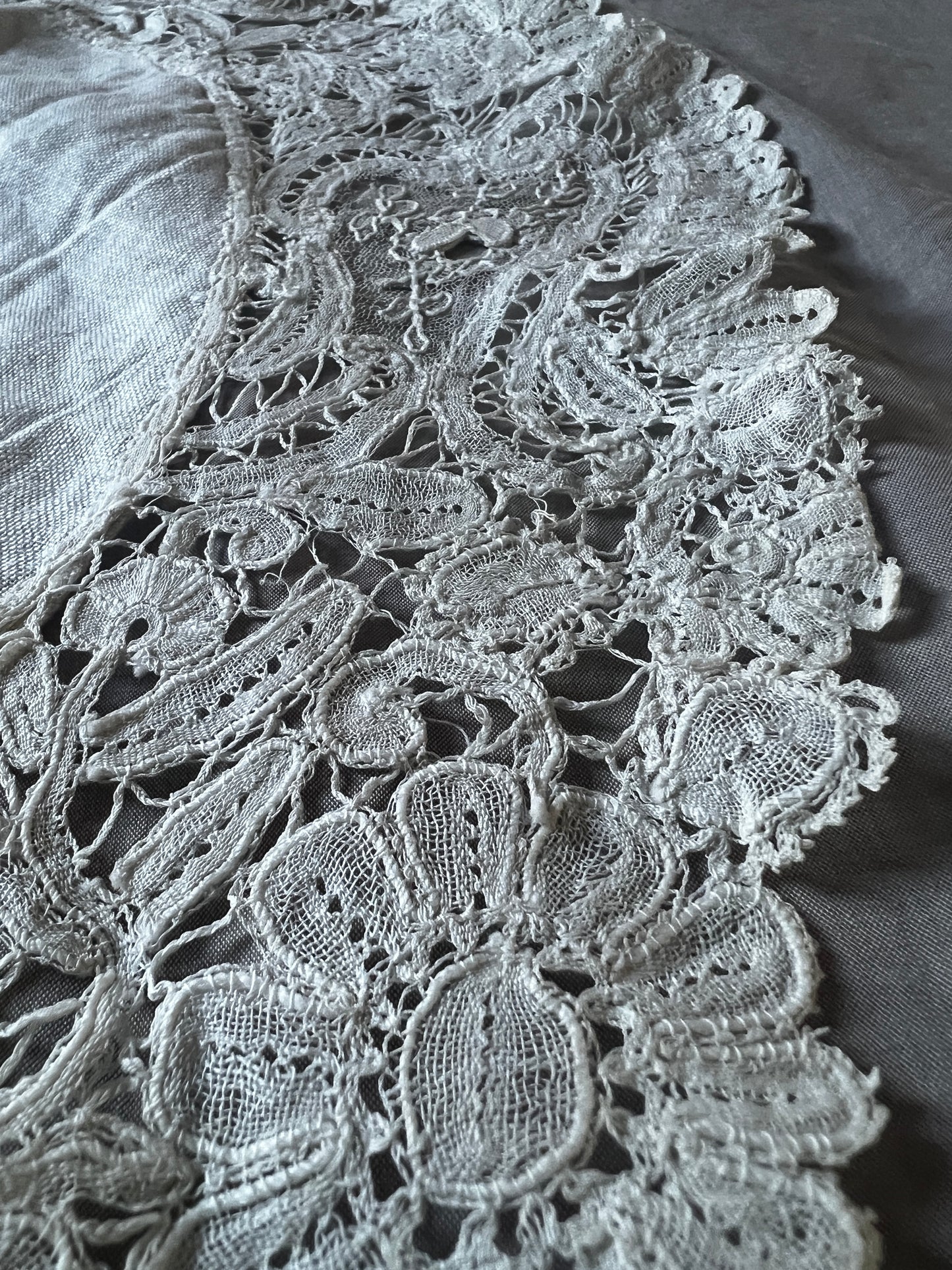 デュシェスレースの円形クロス