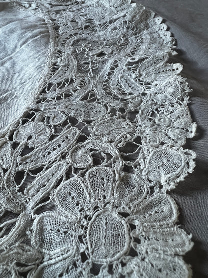 デュシェスレースの円形クロス