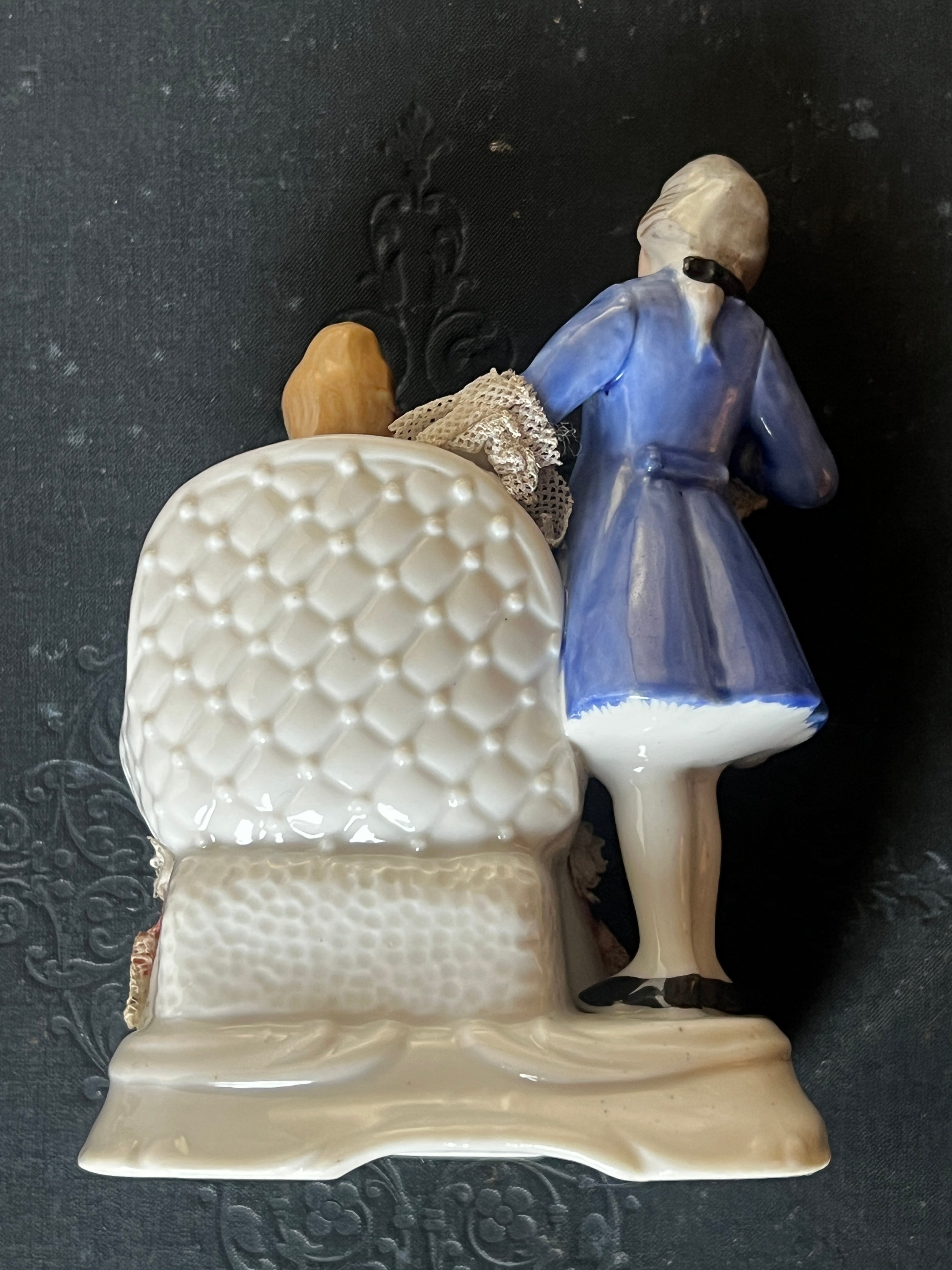 レース装飾磁器フィギュリン (ロココスタイル) – France Antique 銀色