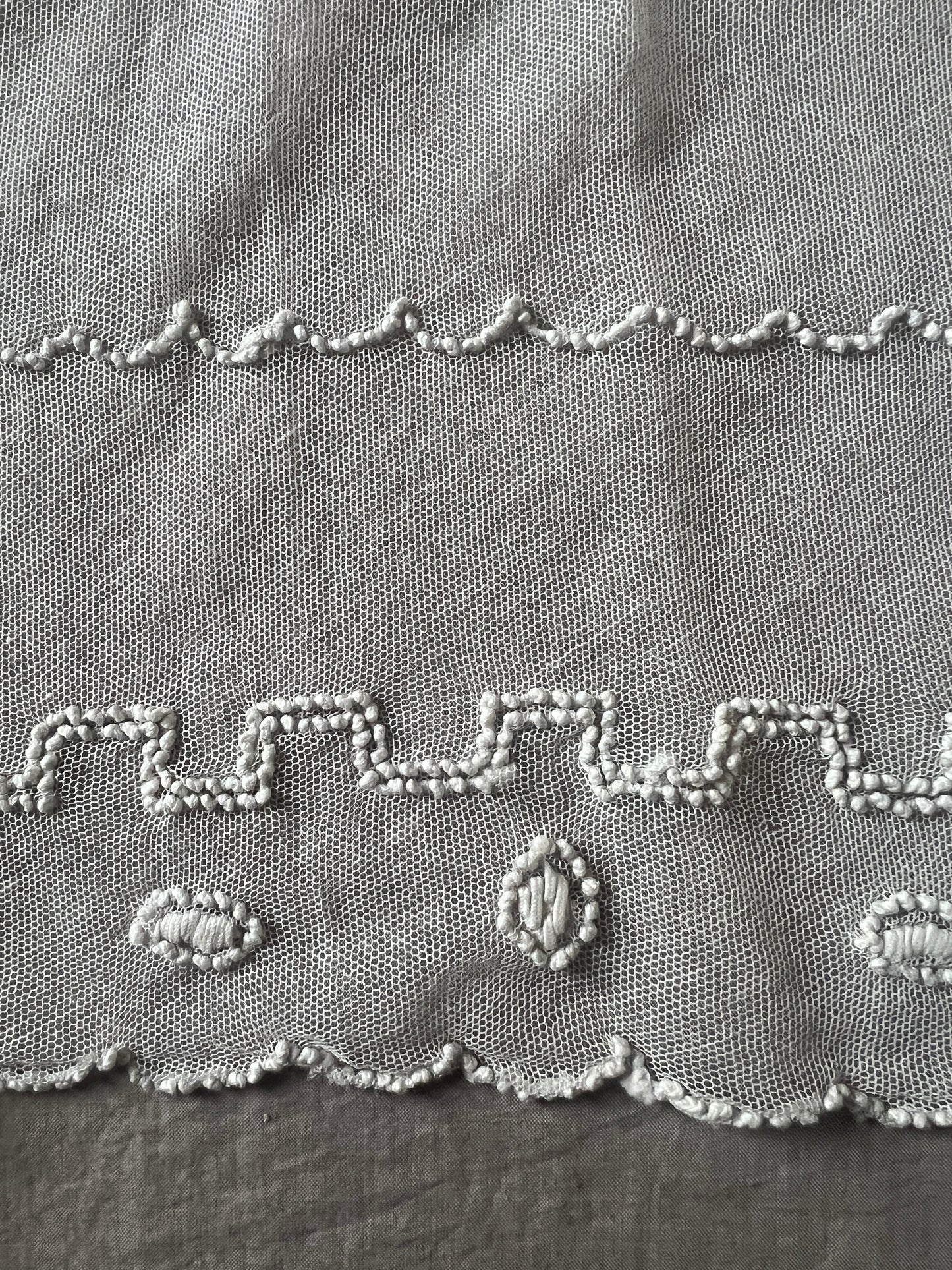 チュール刺繍レース