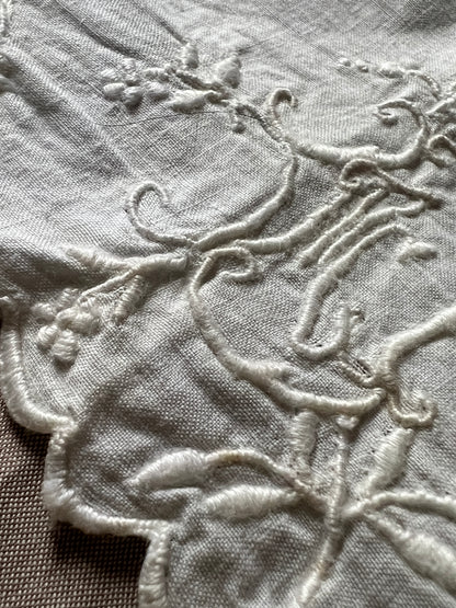 レースと刺繍のハンカチ