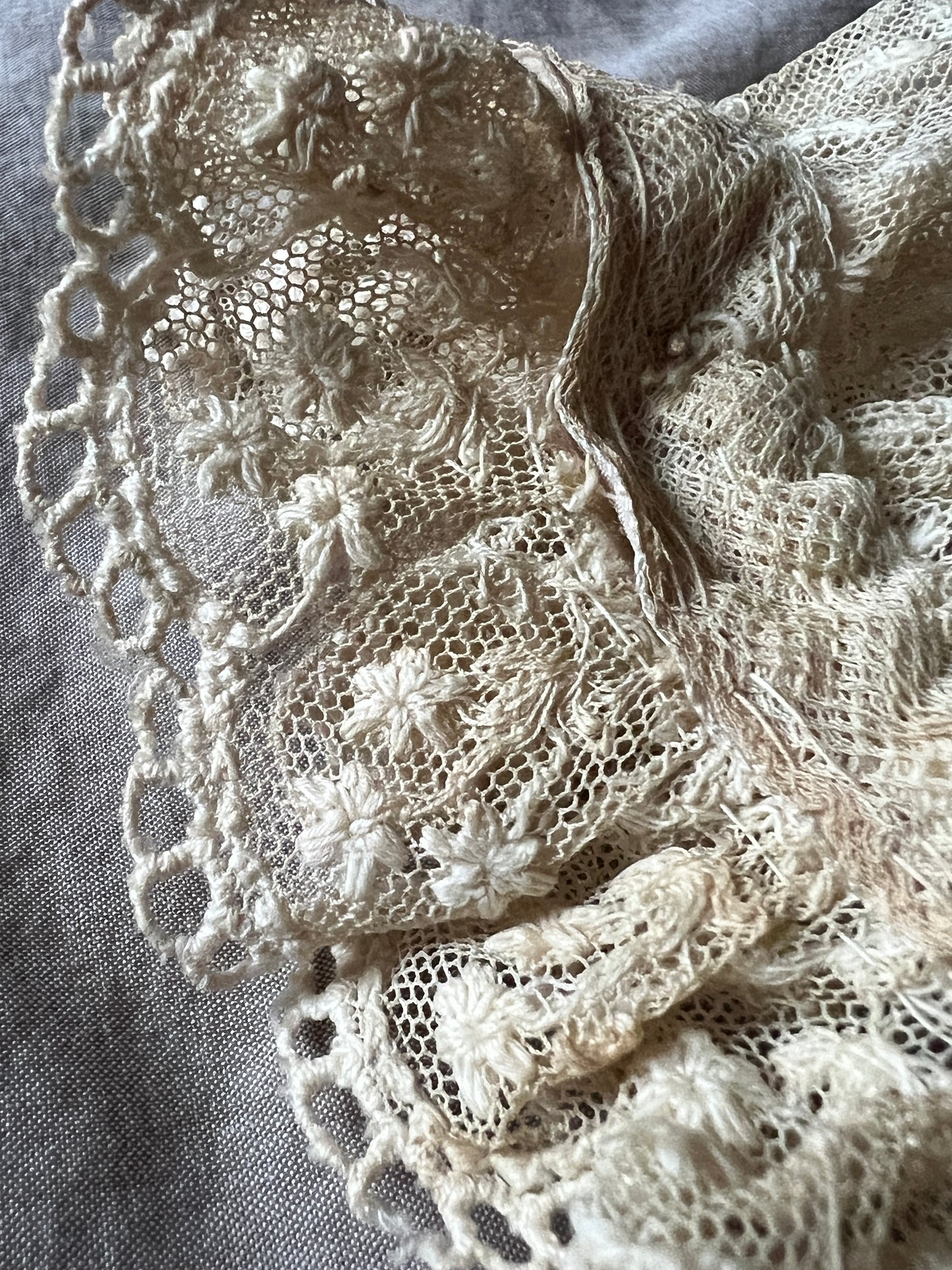 チュール刺繍レースのボネ