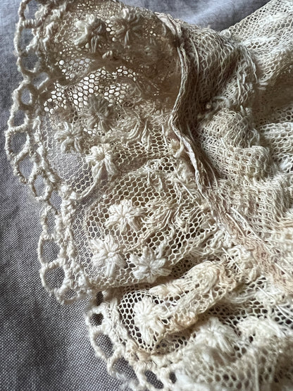 チュール刺繍レースのボネ