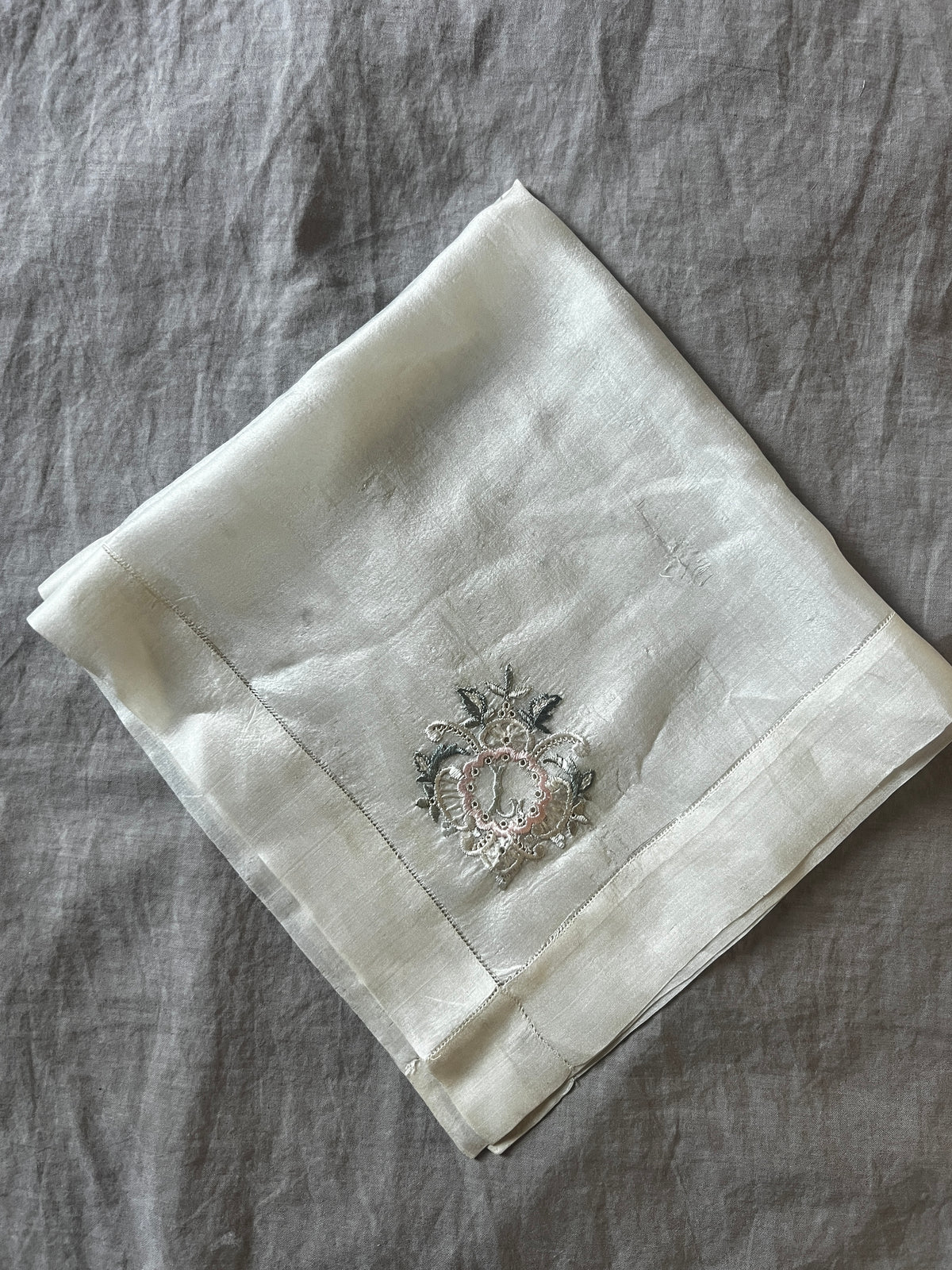 モノグラム刺繍入りシルクのハンカチ – France Antique 銀色アンティーク