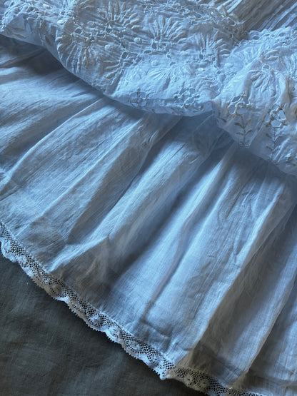 白刺繍ドレス裾飾り