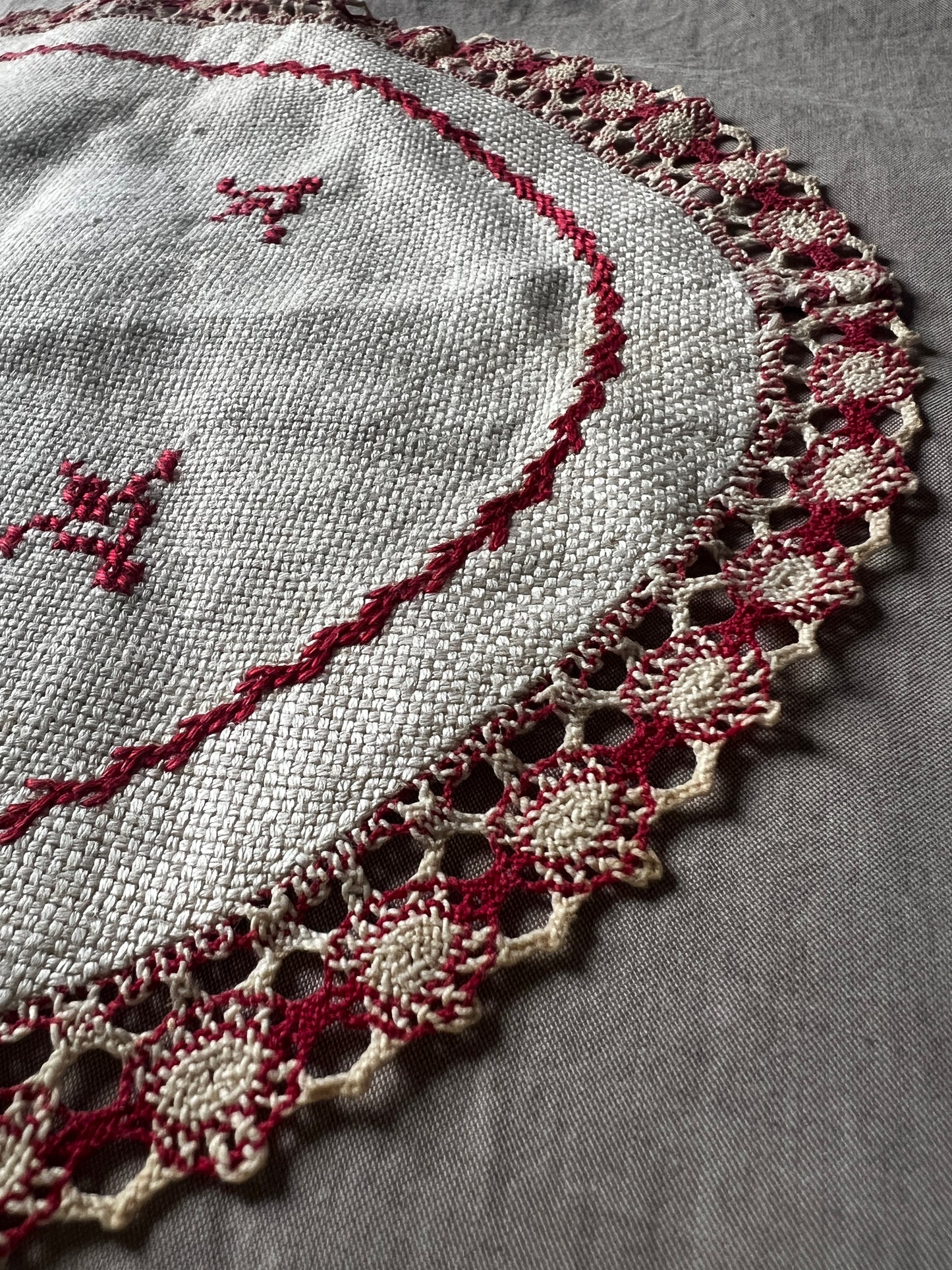 赤糸刺繍楕円形クロス