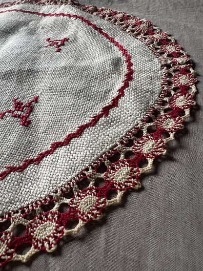 赤糸刺繍楕円形クロス