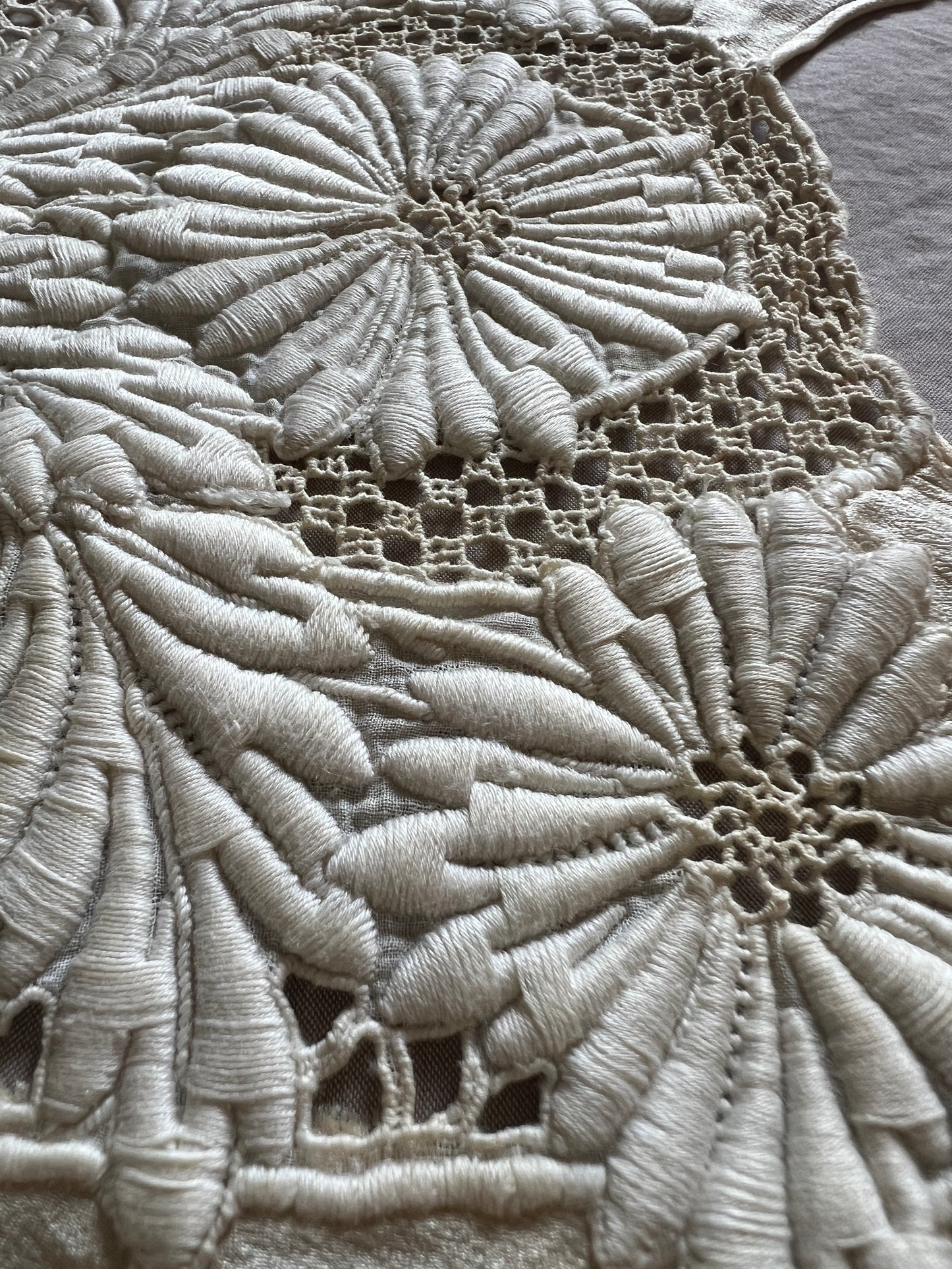 刺繍の胸元飾り端布