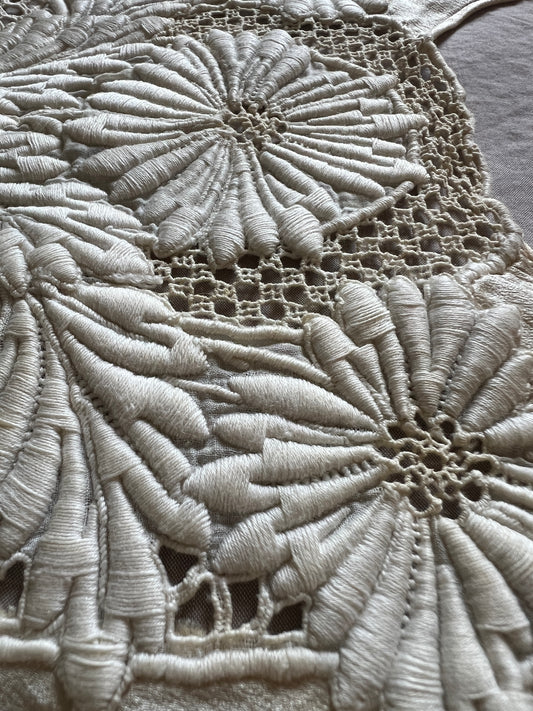 刺繍の胸元飾り端布