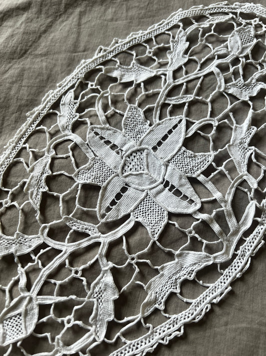 ニードルレース楕円ドイリー