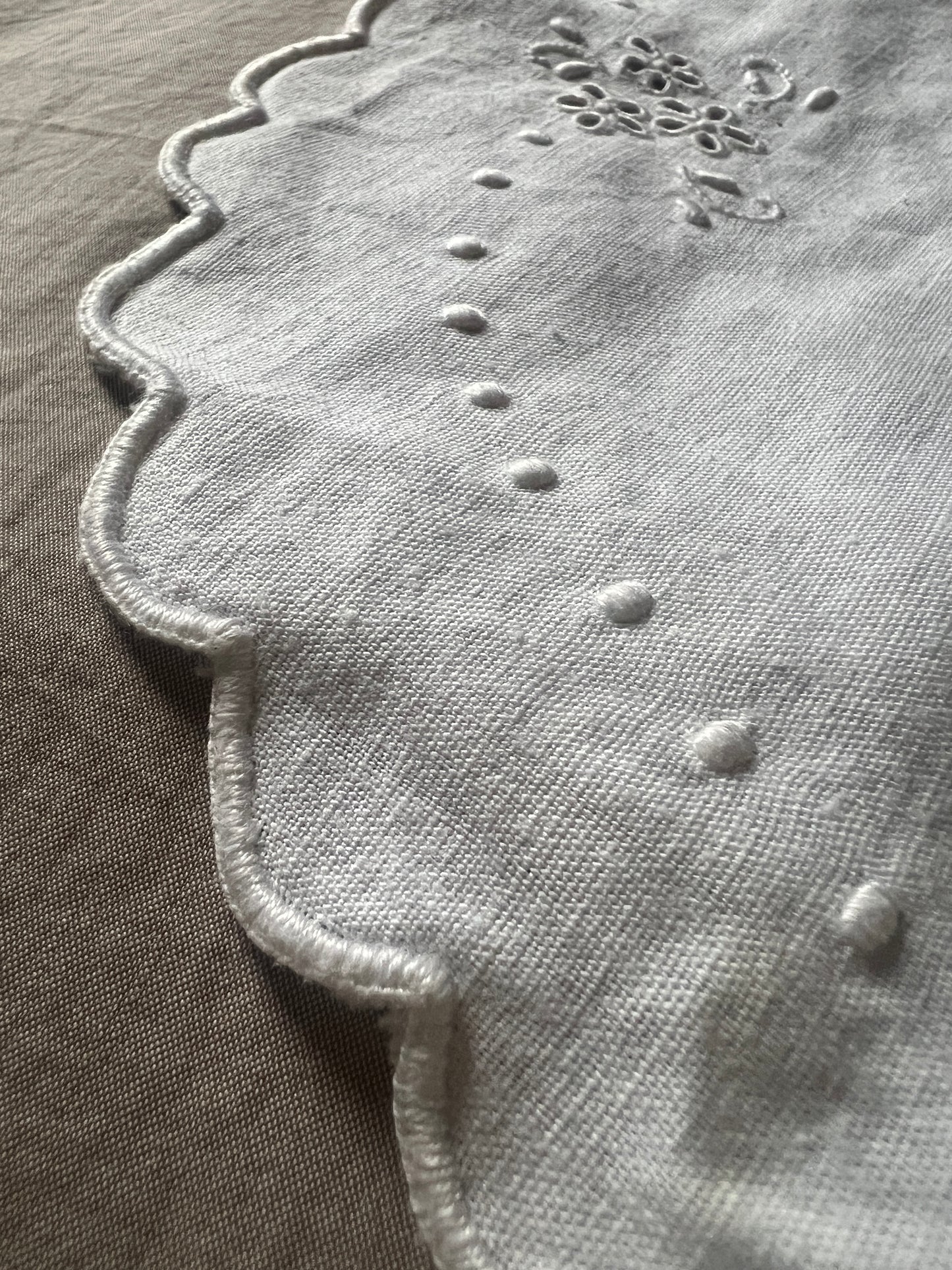 ★白刺繍ドイリー