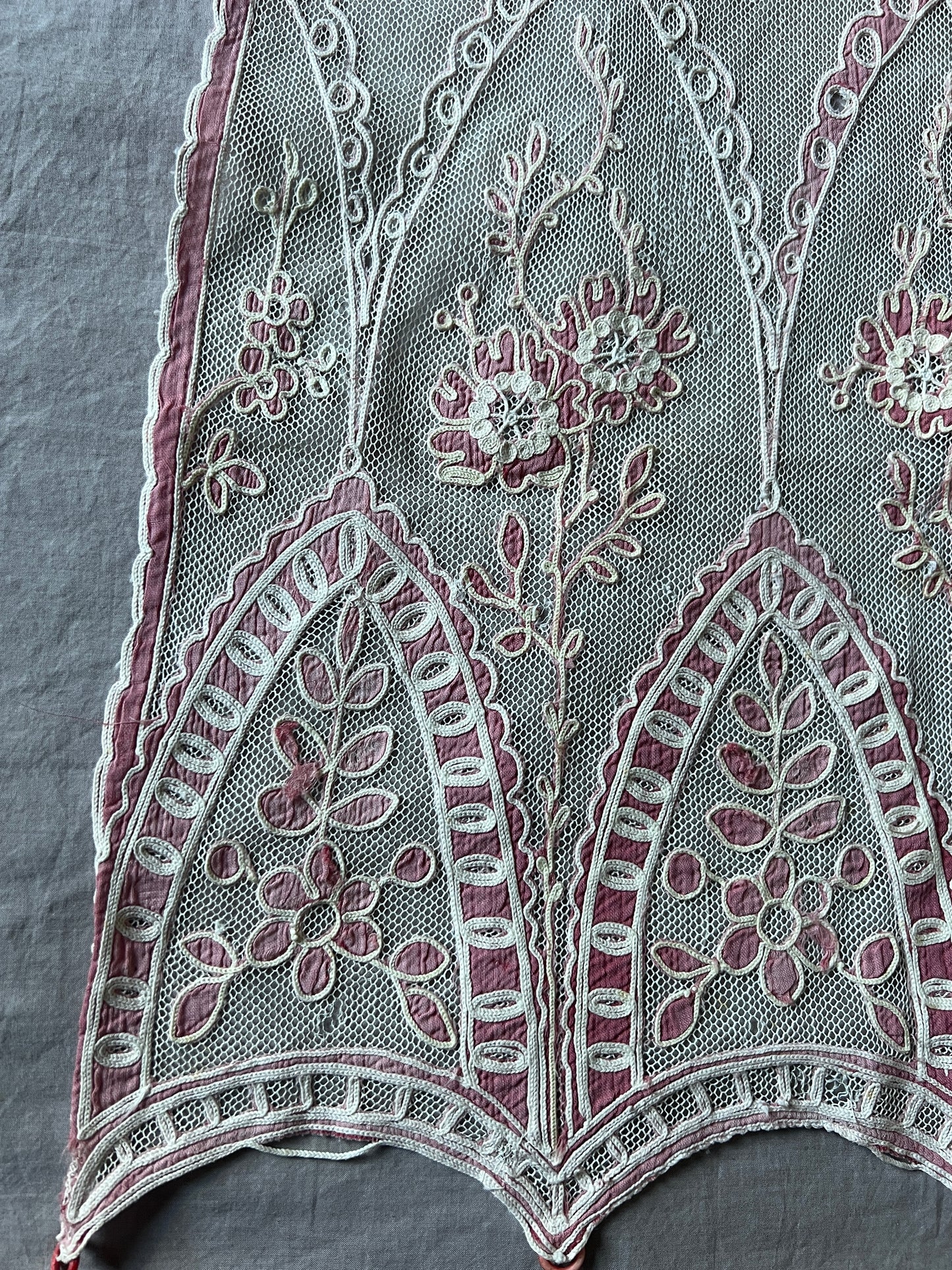 コルネリー刺繍のチュールカーテンペアセット