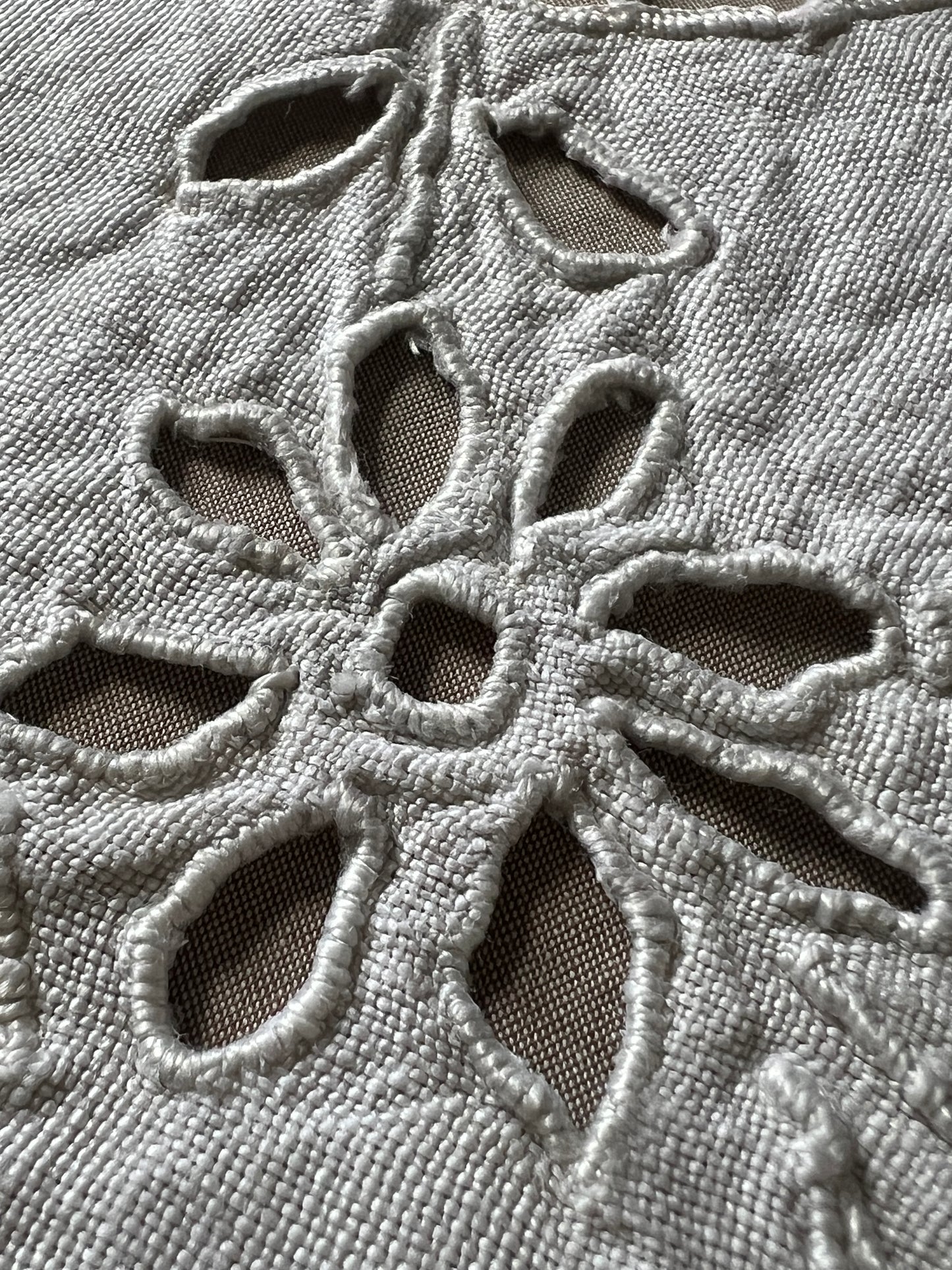 カットワーク刺繍テーブルセンター