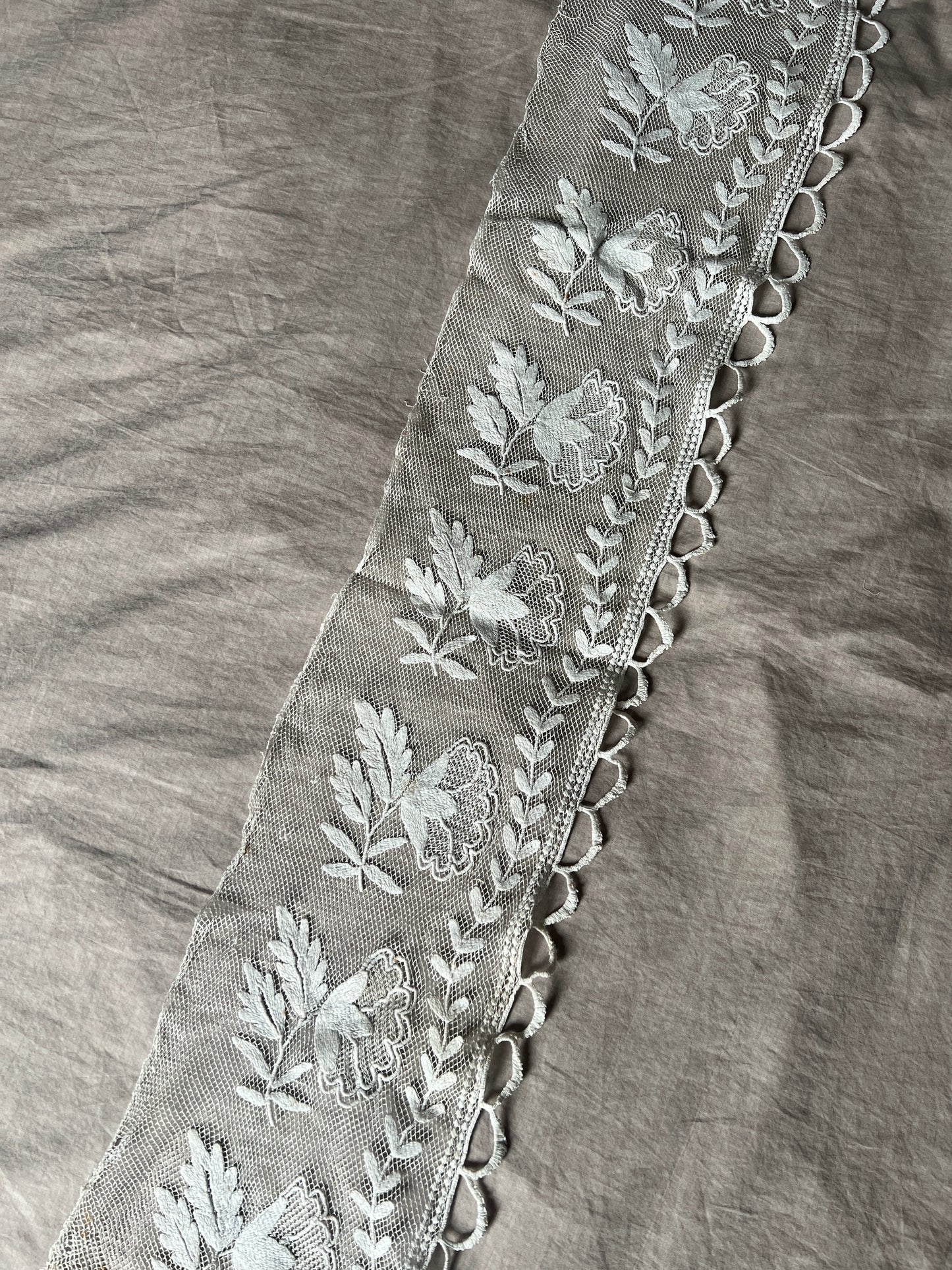 チュール刺繍レース