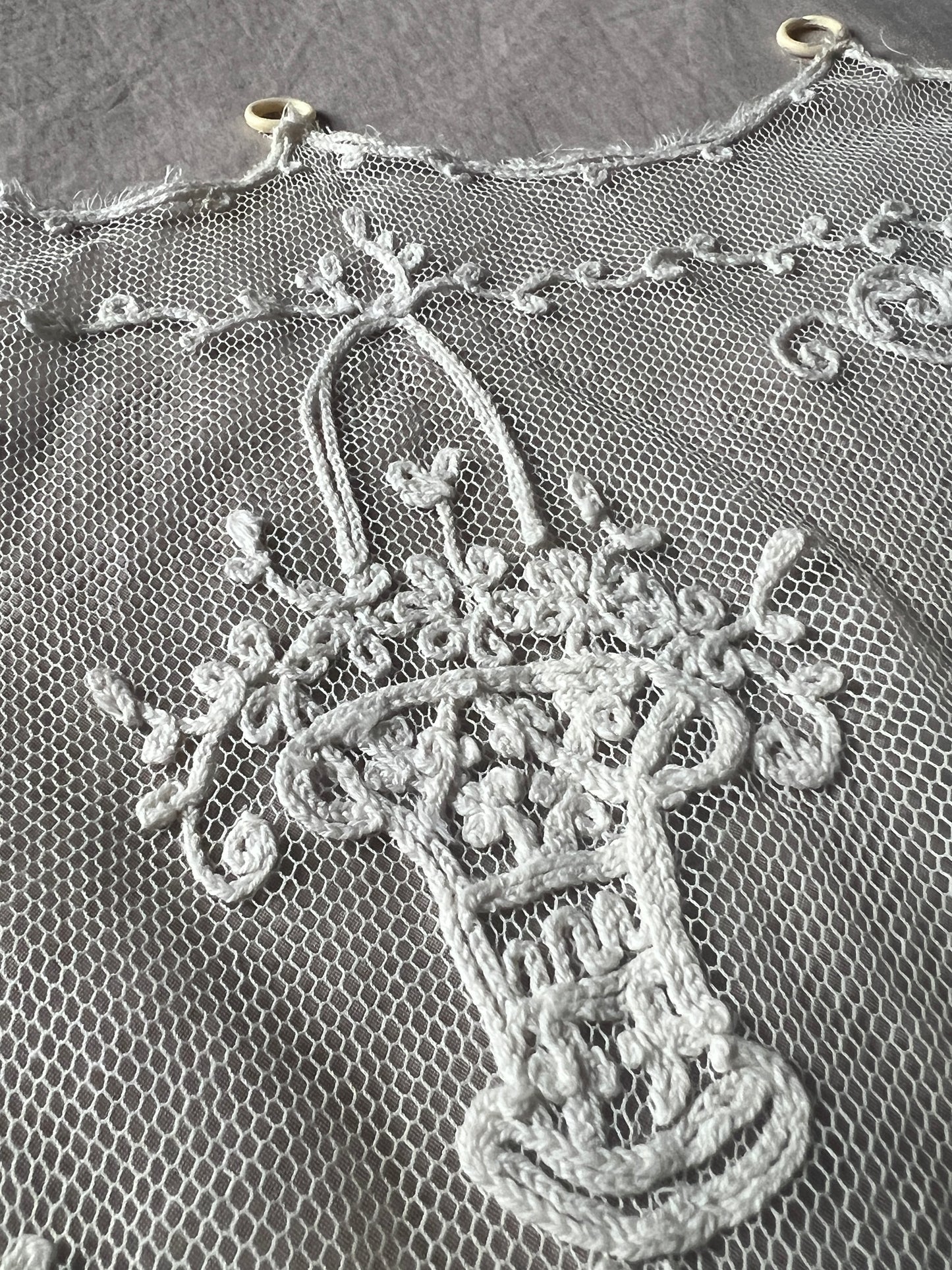 コルネリー刺繍のカーテン