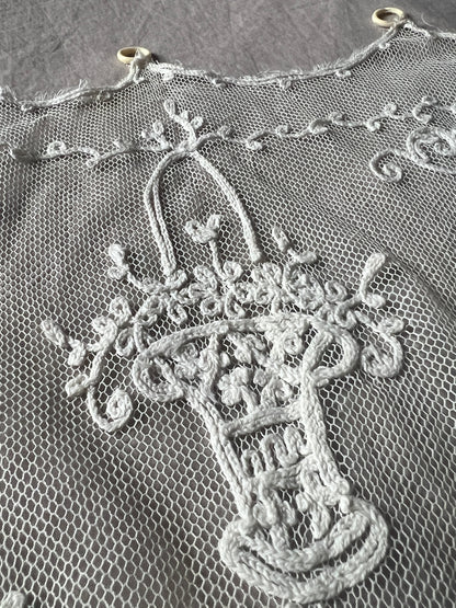 コルネリー刺繍のカーテン
