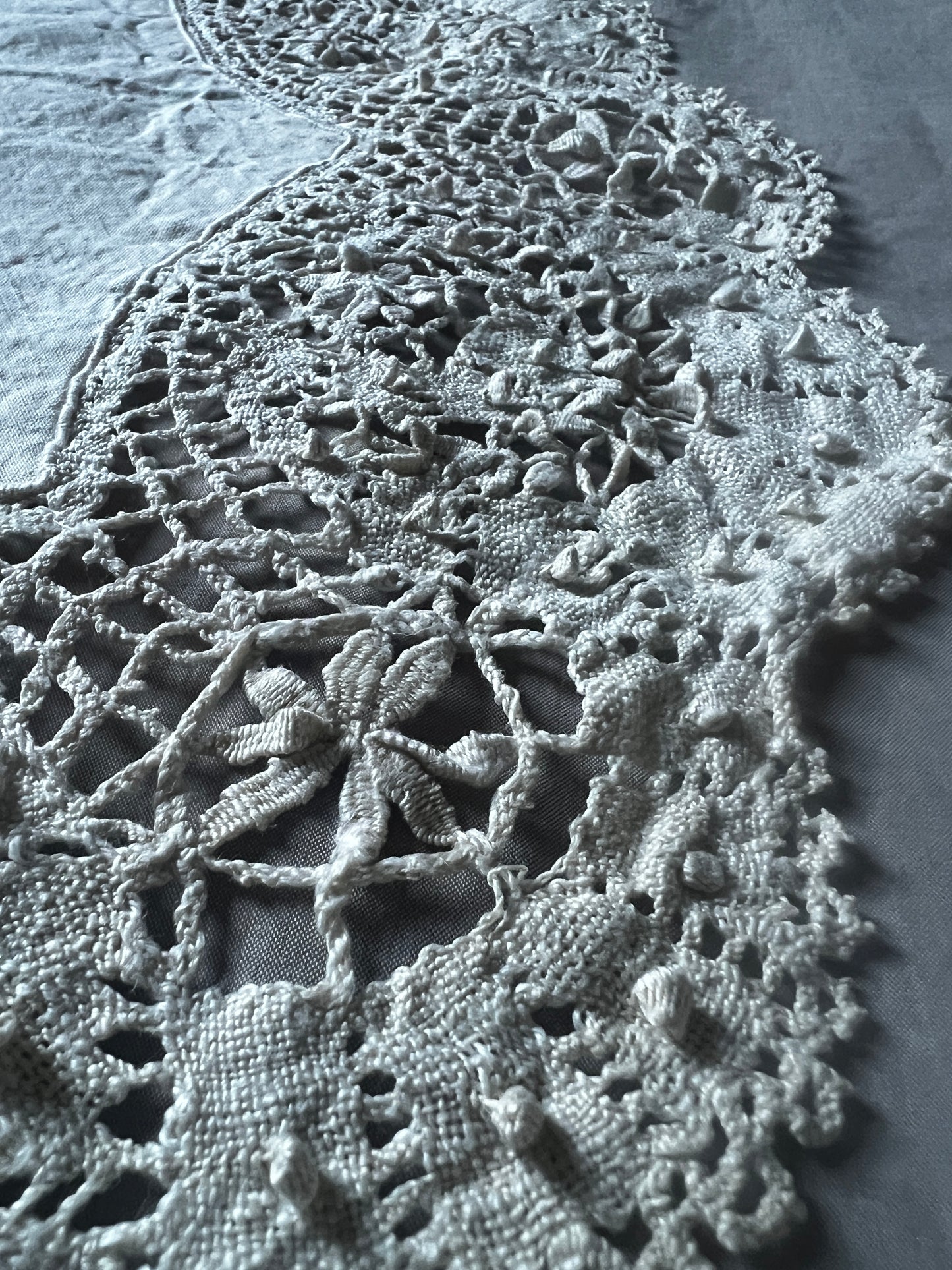 ボビンレースの円形クロス