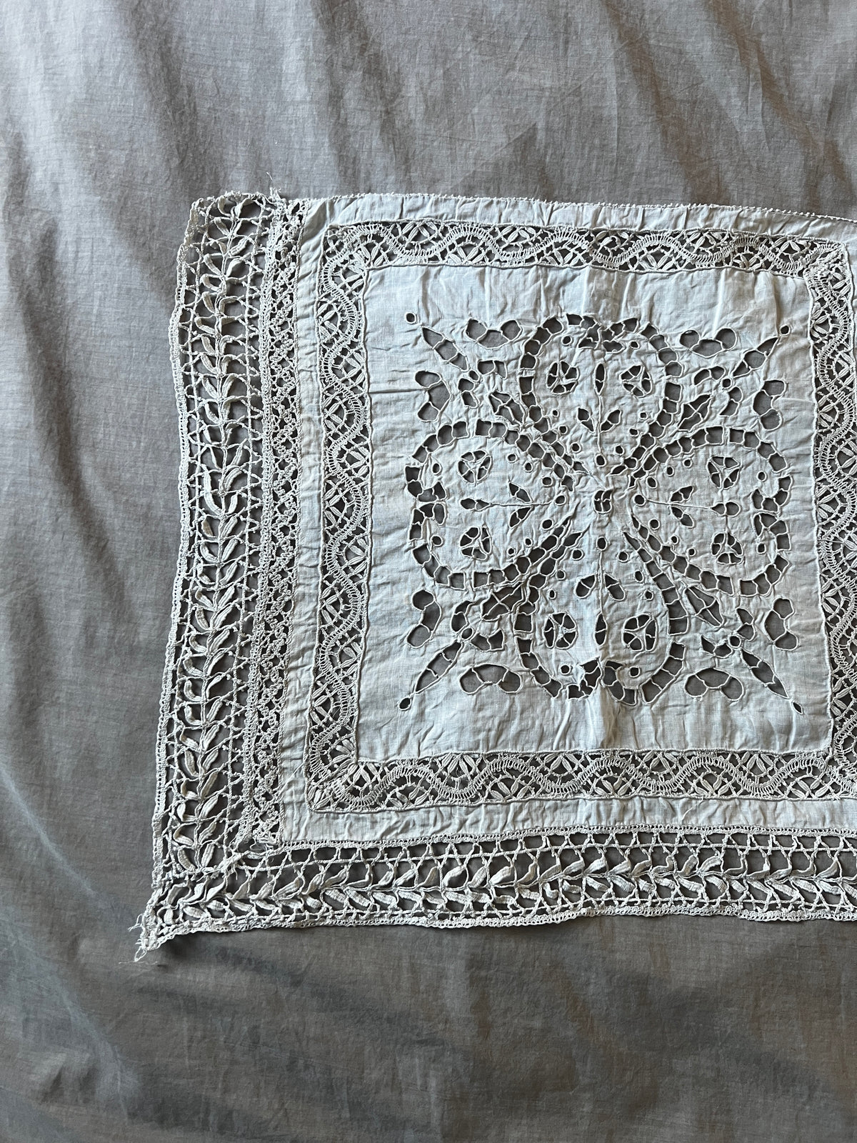 レースと刺繍の飾り布